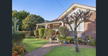 Three Bedroom House in Convenient Location - Photo 3