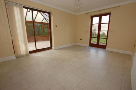 4 bedroom detached house to rent - Photo 4