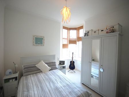 2 bed flat to rent in Burnaby Road, Bournemouth, BH4 - Photo 2