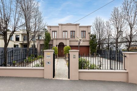 FIVE BEDROOM EXECUTIVE FAMILY HOME WITH POOL - Photo 5