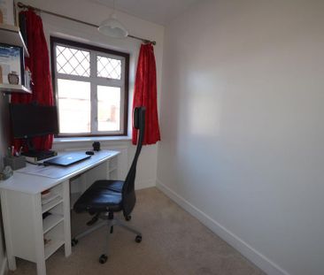 4 bedroom semi-detached house to rent - Photo 3