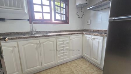 Exclusiva vivienda de amplios espacios situada en una selecta y cuidada comunidad de pocos residentes, donde la tranquilidad es el protagonista. - Photo 4