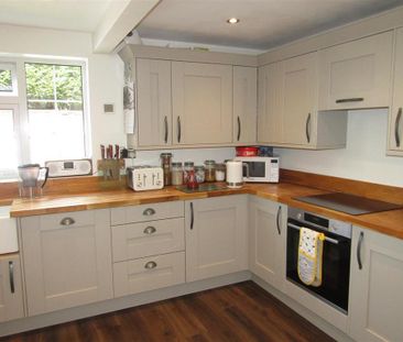 4 bedroom end of terrace house to rent - Photo 4