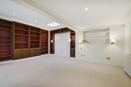 3 bedroom flat in Belgravia - Photo 2