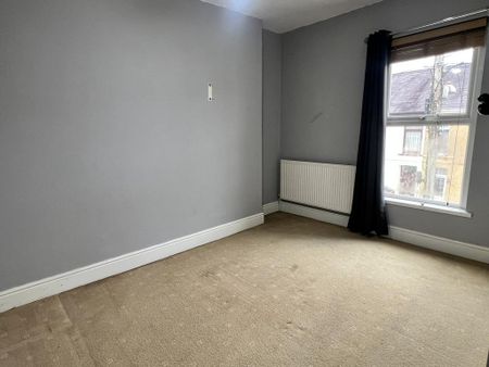 3 bedroom end of terrace house to rent - Photo 4