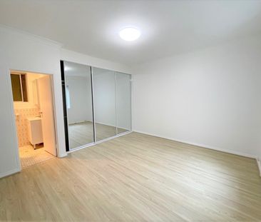 SPACIOUS THREE BEDROOM IN A GREAT LOCATION - Photo 4