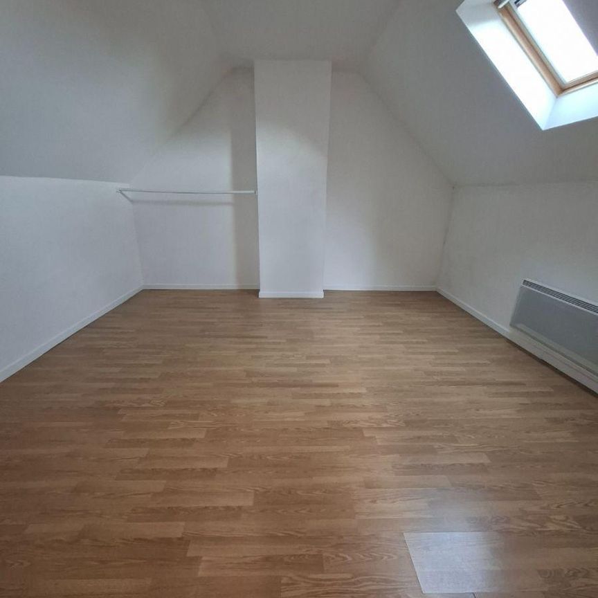 A BLARINGHEM, maison avec garage comprenant : Salon, salle à manger, cuisine meublée, arrière-... - Photo 1