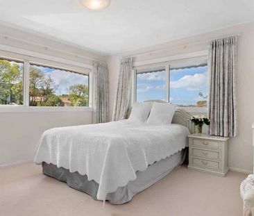 Quiet, Sun-Drenched Upstairs Retreat in Remuera - Photo 3