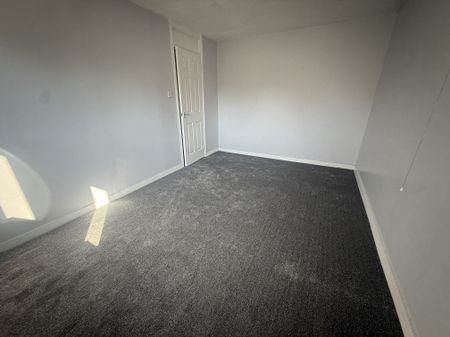 Elder Grove, Huddersfield, Netherton - Photo 2