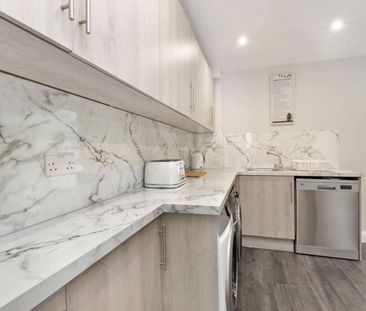 Beautifully Presented House Share Room 6 - Photo 2