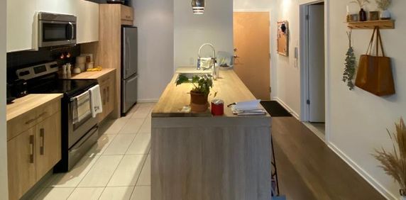CONDO 4½ SUR LE PLATEAU AVEC STATIONNEMENT INTÉRIEUR PRIVÉ + TERRASSE: 2300$ / mois – disponible 1er juillet 2026. - Photo 2