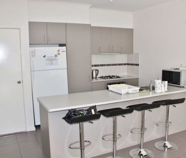 MAGNIFICENT THREE BEDROOMS TOWNHOUSE! - Photo 3