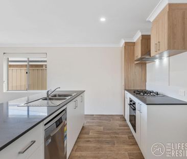 EASYCARE COASTAL HOME CLOSE TO EVERYTHING! - Photo 5