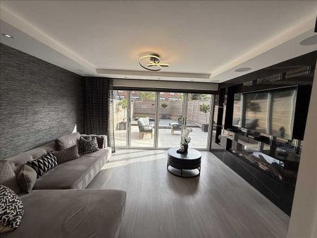 3 bedroom end of terrace house to rent - Photo 2