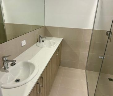 4-Bedroom (2 Master Bedrooms) 3-Bathroom Home - Photo 5