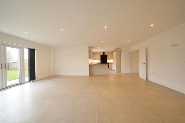 4 bedroom detached house to rent - Photo 1