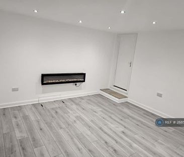 4 bedroom semi-detached house to rent - Photo 4