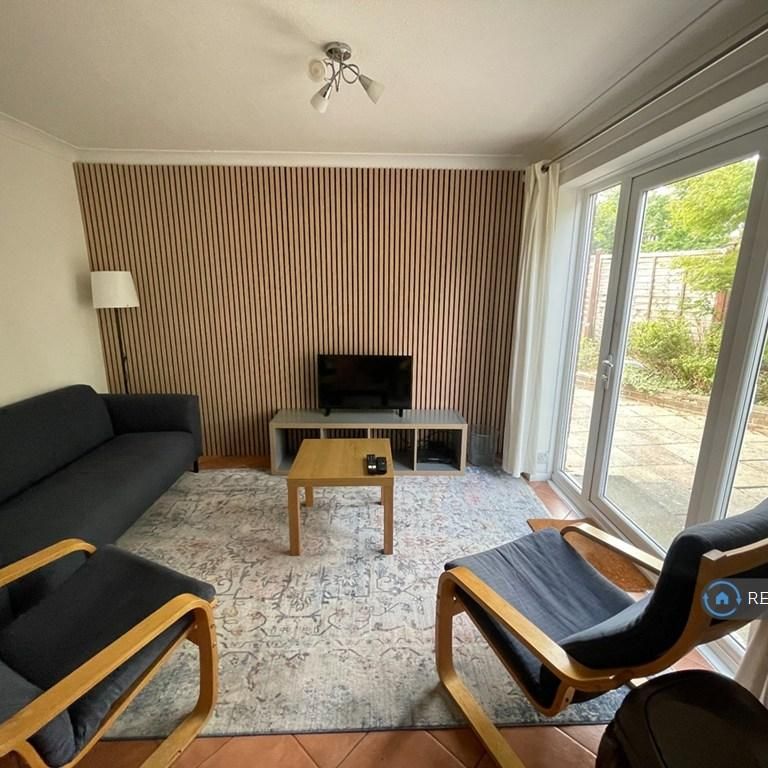 4 bedroom semi-detached house to rent - Photo 1