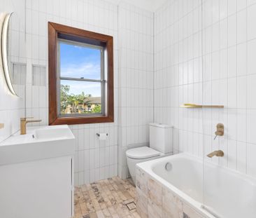 Art Deco 2 Bedroom Plus Study with Breathtaking Water Views - Photo 6