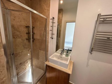 2 bedroom flat to rent - Photo 2