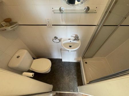 1 bedroom in a house share to rent - Photo 4