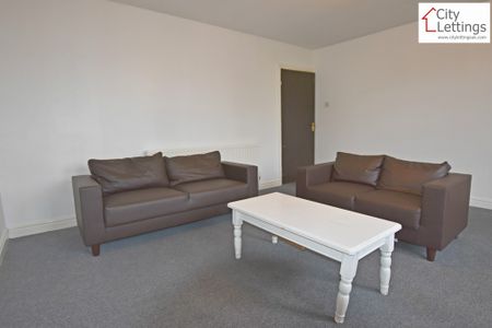 3 Bedroom Flat - Photo 2