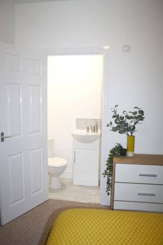 1 bedroom in a house share to rent - Photo 4