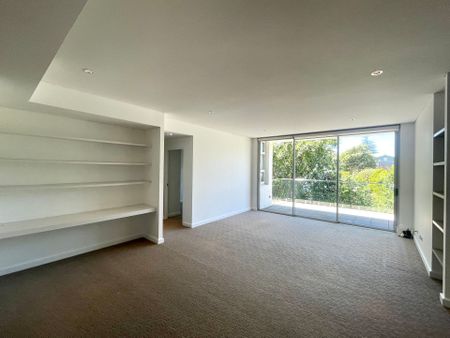 Luxury Lakeside Apartment - Photo 3