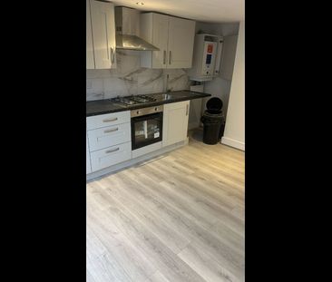2 Bed Flat, Samuel St, SE18 - Photo 4