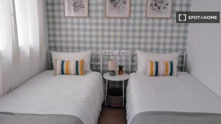 2 room luxury Flat for rent in Granada, Spain - Photo 3