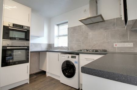 The Warren, Aldershot, Hampshire, GU11 - Photo 4