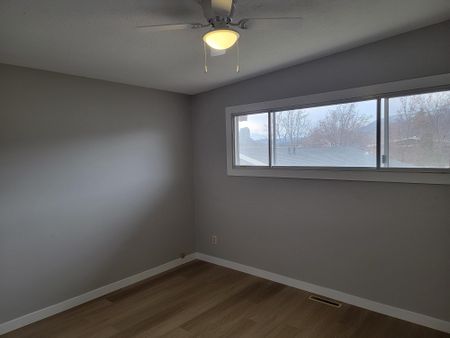 Renovated 4 Bedroom Duplex near Knox Mountain - Photo 2