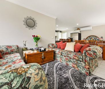 Charming 4 bedroom home - Photo 2