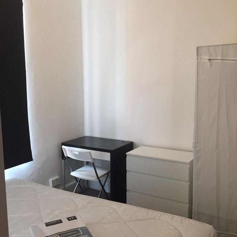 6 bedroom semi-detached house to rent - Photo 1