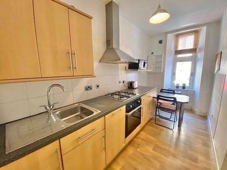 3 bedroom flat to rent - Photo 2