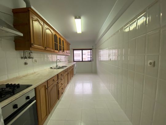 Apartamento T2 sem móveis para arrendamento na zona do Buzano, Parede. - Photo 1