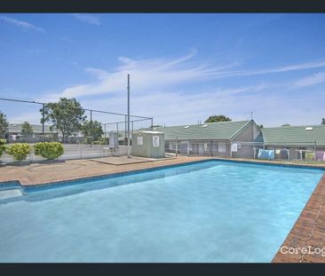 Lowset 3 bedroom town-unit with carport - Photo 6