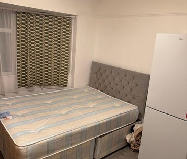 Room in a Shared House, Southdown Crescent, HA2 - Photo 3