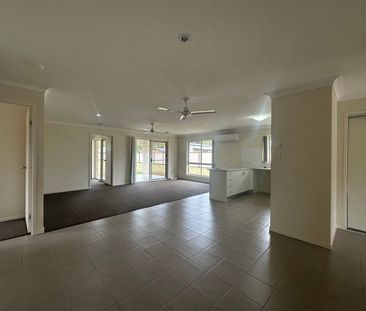 LARGE FAMILY HOME NEAR THE BEACH! - Photo 2