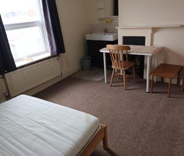 1 bedroom in a house share to rent - Photo 4