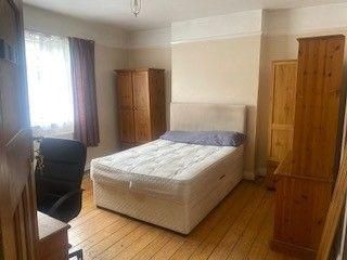 1 bedroom in a house share to rent - Photo 4