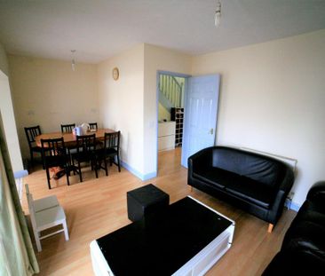 4 bedroom end of terrace house to rent - Photo 2