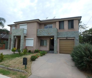 Three-Bathrooms Family Home - Photo 6