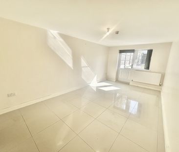 Basildon Avenue, Ilford, IG5 - Photo 2