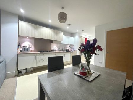 3 bedroom semi-detached house to rent - Photo 4