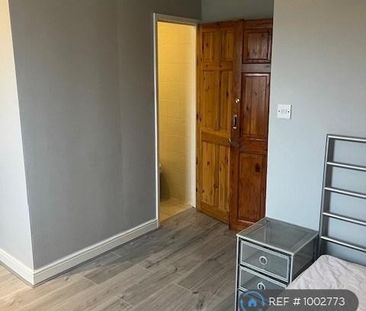 1 bedroom in a flat share to rent - Photo 5