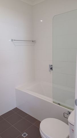 Charming & Renovated 3x2 Home - Stylish & Energy Efficient! - Photo 5