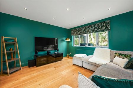 Set within a sought-after residential cul-de-sac, this impressive family home offers beautifully presented and versatile accommodation arranged over three floors. - Photo 2