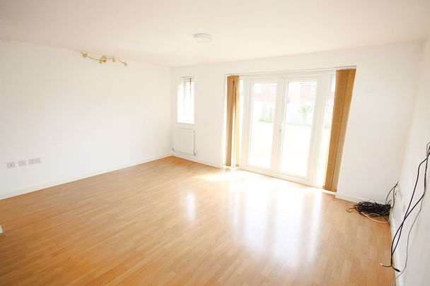 Pasadena Avenue, Warrington - Photo 1