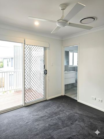 3 BEDROOM 2 BATHROOM TOWNHOUSE - FULLY DUCTED AIR CON - Photo 2